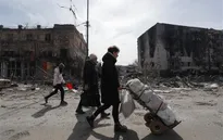 Nhiều loại tội phạm nhằm vào phụ nữ, trẻ em Ukraine trên đường sơ tán