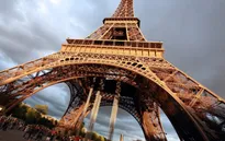 Tháp Eiffel đang rỉ sét nặng và cần được tu sửa?