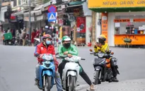 Mưa tăng giá cước, nắng thu phụ phí: "Loạn" cước xe công nghệ?