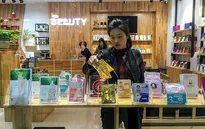 Người trẻ chật vật đương đầu với “bão giá”