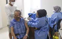 Indonesia cân nhắc tiêm mũi 4 vaccine ngừa COVID-19