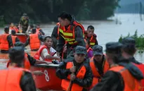 Mưa bão hoành hành ở Đông Bắc Trung Quốc, hàng loạt ô tô, xe bus kẹt trong nước lũ
