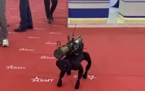 Robot quân sự có khả năng mang và phóng tên lửa chống tăng tại Army 2022