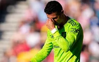 Ronaldo chỉ bị cảnh cáo vụ đập điện thoại của CĐV Everton