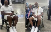 Mike Tyson tiều tụy ngồi xe lăn