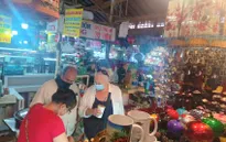 Chợ Bến Thành nhộn nhịp khách quốc tế