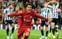 Liverpool ngược dòng thắng Newcastle ở những phút bù giờ