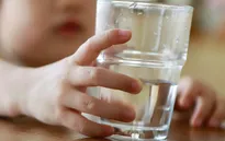 3 thời điểm uống nước tốt cho sức khỏe của trẻ