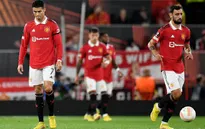 12 thành viên của Manchester United bị ngộ độc thực phẩm