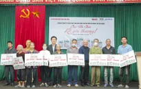 Quỹ Tấm lòng Việt trao tặng 220 bồn nước cho hộ dân nghèo