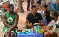 Patrice Evra ngồi ăn chả rươi vỉa hè ở Hà Nội