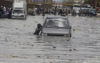 Pakistan dựng hàng rào chống nước lũ dâng cao, thêm 12 người tử vong do mưa lũ