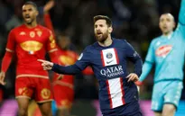 Messi san bằng thành tích ghi bàn cấp CLB của Ronaldo