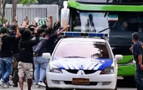 LĐBĐ Indonesia xin lỗi vì để CĐV ném đá vỡ kính xe buýt của ĐT Thái Lan