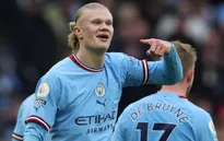Haaland lập hat-trick, Man City áp sát Arsenal