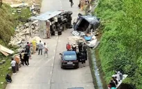 2 xe tải "anh em" tông nhau, lật nhào dưới chân đèo Vi Ô Lắc