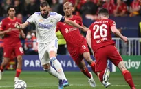 Cổ động viên Liverpool đốt pháo hoa phá giấc ngủ của Real Madrid