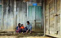 Điểm trường được làm từ hàng trăm tấm ván gỗ