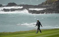 Thời tiết xấu ảnh hưởng đến các tay golf tại Pebble Beach