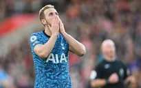 Chelsea và Tottenham mất điểm khó tin