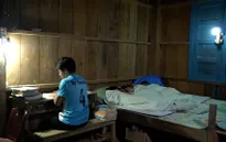 Thầy giáo "gà trống" chăm trò cả ngày lẫn đêm