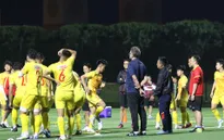 HLV Philippe Troussier động viên học trò thoải mái tinh thần trước trận gặp U23 UAE