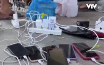 Người dân Gaza tìm mọi cách để sạc điện thoại liên lạc với người thân