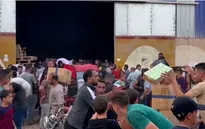 Thiếu lương thực trầm trọng, người dân ở Gaza xông vào kho của Liên hợp quốc