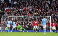 Những tranh cãi về quả phạt đền trận derby Manchester