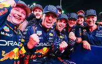 Max Verstappen lần thứ ba liên tiếp vô địch F1