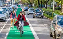 Phức tạp "cuộc chiến không gian" giữa xe đạp và ô tô ở Berlin, Đức