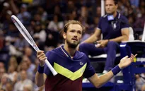 Daniil Medvedev bị loại khỏi Paris Masters