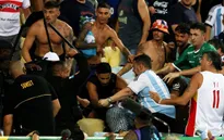 CĐV Argentina và Brazil ẩu đả trên khán đài, Messi gọi cả đội vào đường hầm
