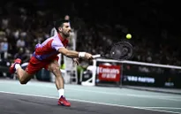 Novak Djokovic vất vả vào tứ kết Paris Masters 2023