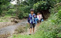 Nhọc nhằn hành trình đi tìm con chữ của những em học sinh điểm Trường Khuổi Én