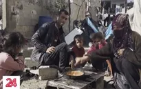 Dải đất Gaza tan hoang bởi bom đạn, người dân chặn xe chở hàng cứu trợ để lấy đồ
