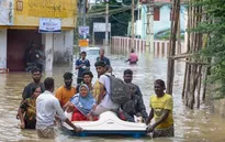 Hàng trăm người mắc kẹt do lũ lụt ở Tamil Nadu (Ấn Độ) sau mưa lớn