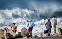 Sóng lớn tràn vào bờ biển California ngày thứ ba, gây lũ lụt và đe dọa tính mạng