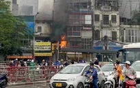 Cháy lớn tại kho quần áo trên phố Lê Duẩn