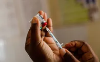 Ghana trở thành quốc gia đầu tiên phê duyệt vaccine sốt rét của Oxford