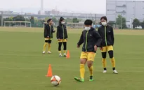 ĐT nữ Việt Nam tập chiến thuật trong thời tiết mưa lạnh tại Osaka