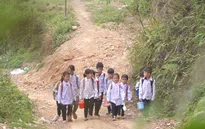 Thầy cô yêu trò sống trong căn nhà sắp đổ
