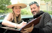 Amber Heard vẫn ký tặng cho người hâm mộ dù đã "bỏ" Hollywood