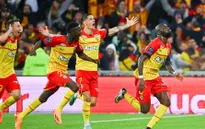 Lens ngược dòng thắng Reims trong thế thiếu người, tiếp tục bám đuổi PSG
