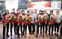 ĐT nữ Việt Nam trở về trong vòng tay người hâm mộ