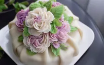 Cô gái khéo léo vẽ hoa lên xôi