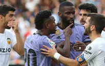 Valencia bị phạt nặng vì CĐV phân biệt chủng tộc với Vinicius