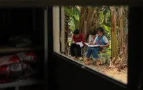Nắng nóng, học sinh ngồi học ở gốc chuối thay vì ở trong lớp