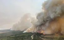 Canada: Hàng chục nghìn người ở tỉnh Alberta sơ tán do tình trạng cháy rừng "chưa từng có"