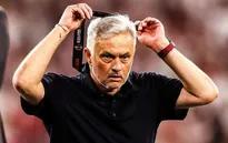 HLV Mourinho ném huy chương, lên tiếng chỉ trích trọng tài